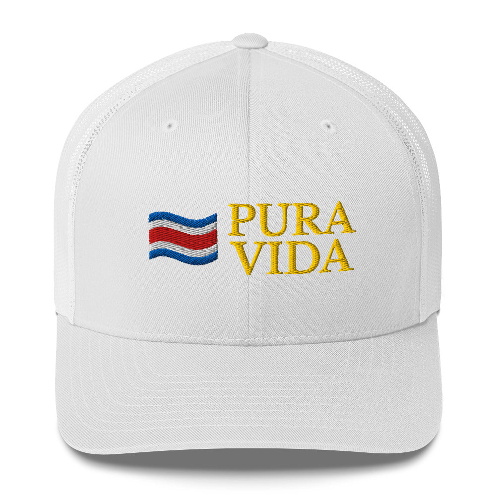 Gorra bordada con el texto “Pura Vida”, inspiración costarricense con actitud positiva.