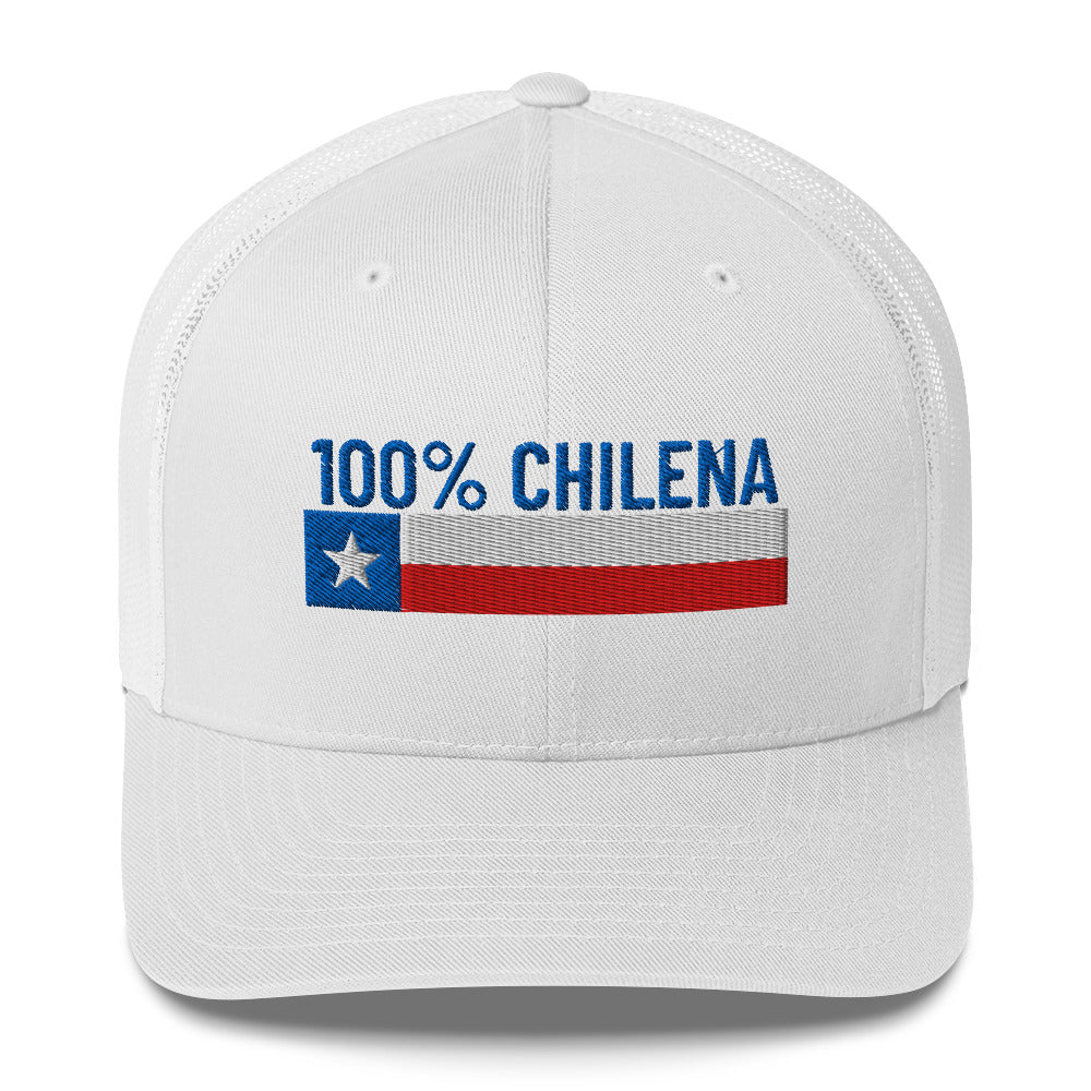 Gorra tipo trucker con texto bordado “100% Chilena” en rojo y azul, estilo cultural chileno.
