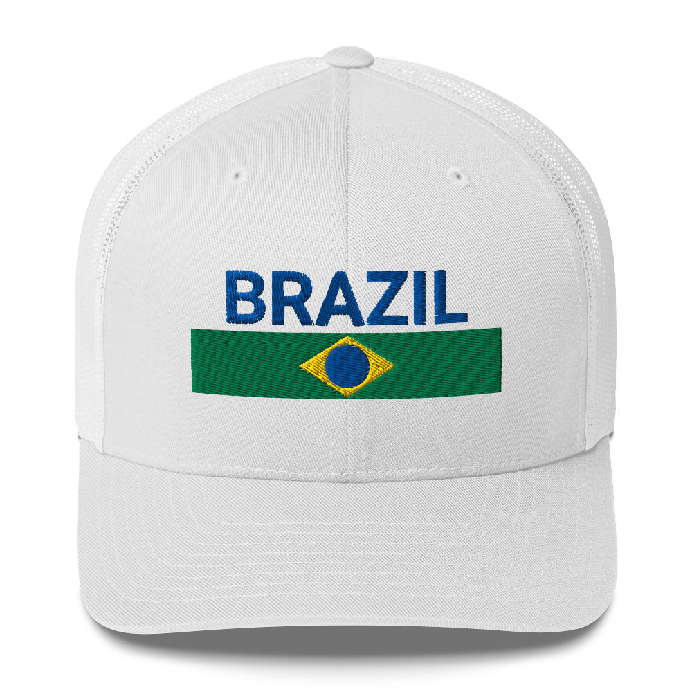 Gorra trucker con texto bordado “Ordem e Progresso” en verde, amarillo y azul sobre fondo beige.