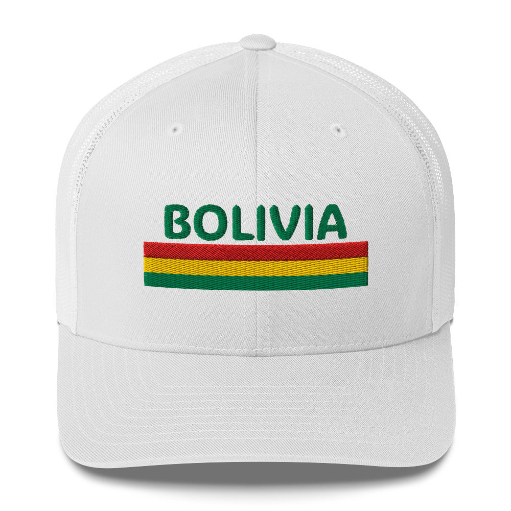 Trucker cap con bordado “Bolivia” en rojo, amarillo y verde, diseño patriótico.