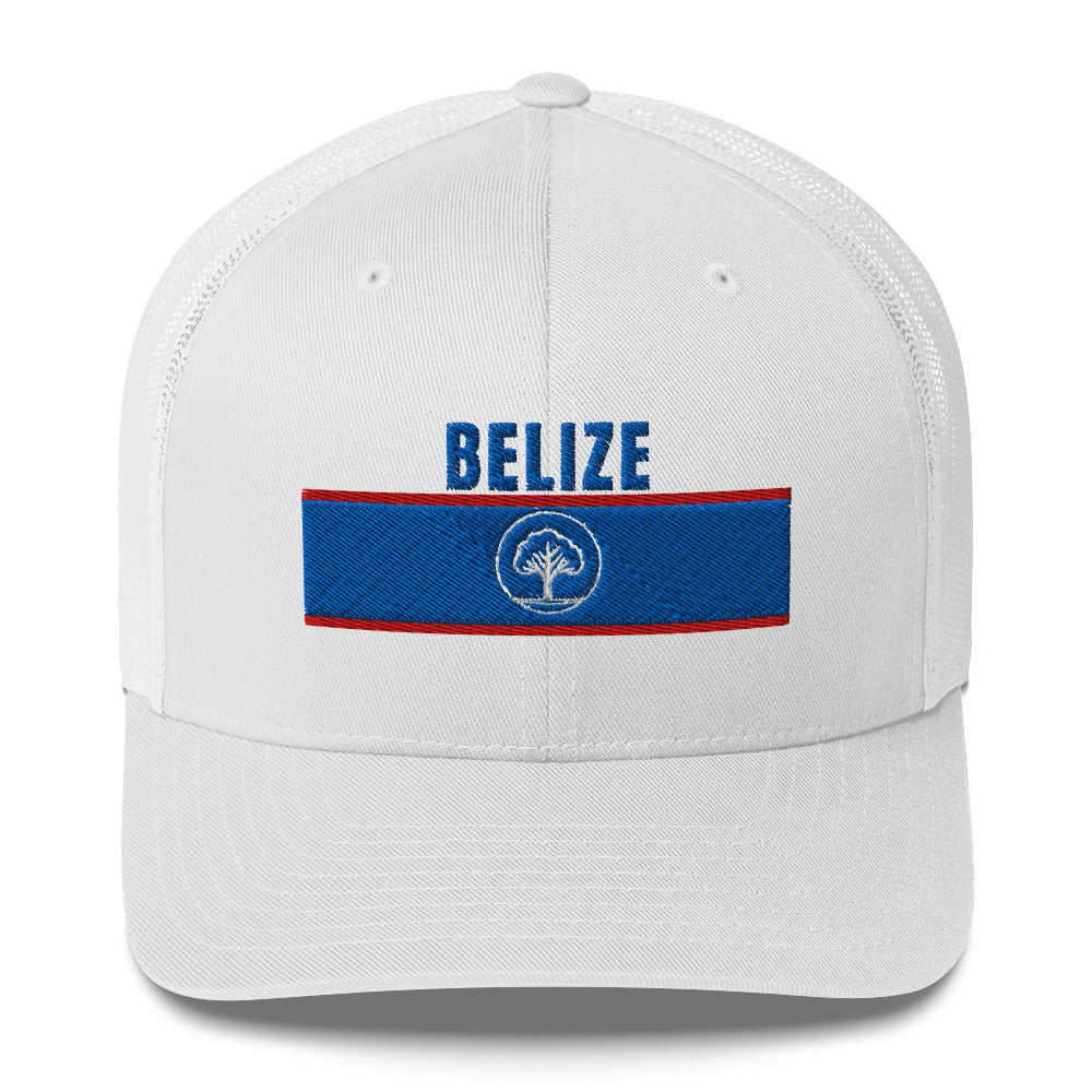 Gorra blanca con bordado “Belize” en azul y rojo, estilo trucker con inspiración centroamericana.
