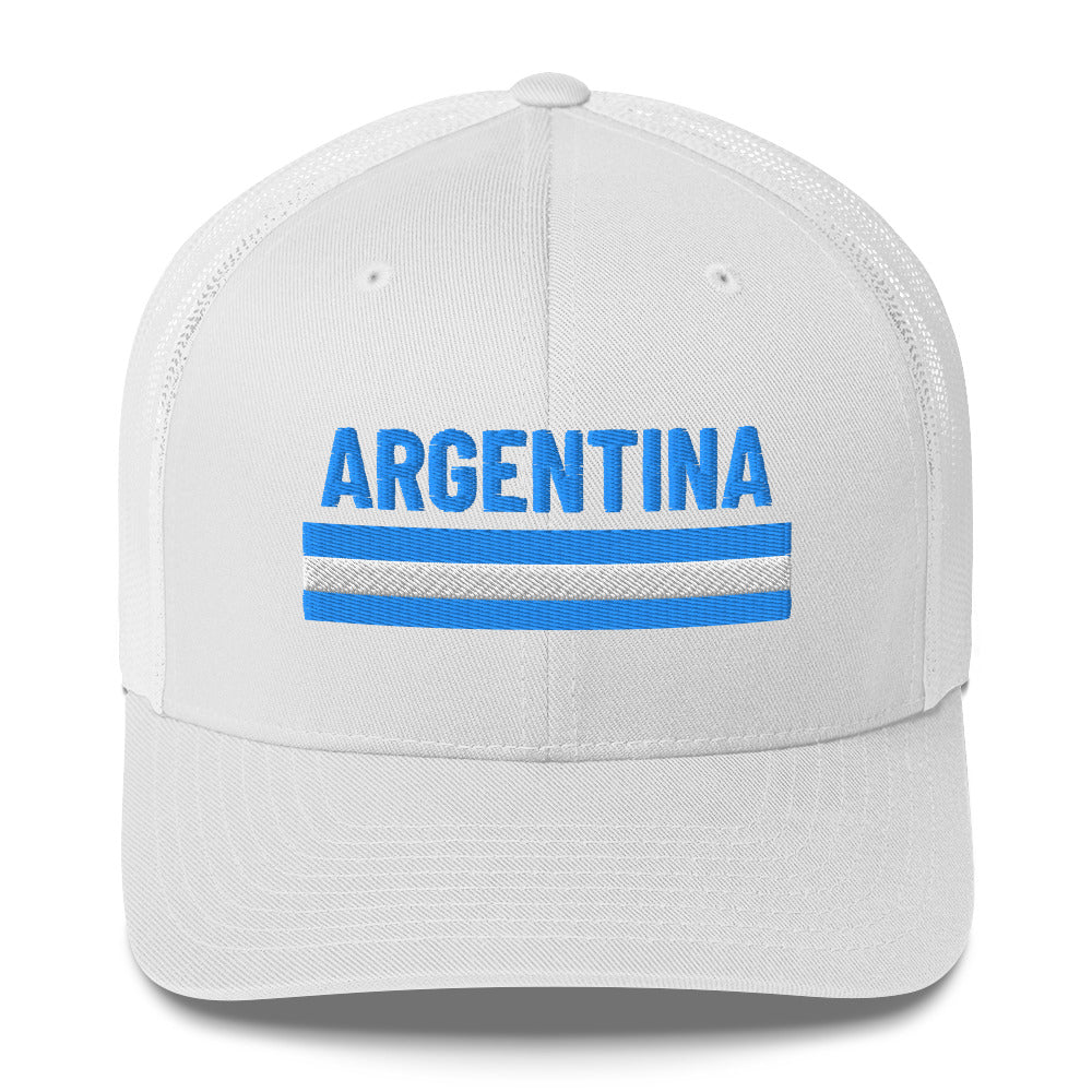 Trucker cap beige con palabra bordada “Argentina” en azul celeste, diseño limpio con orgullo nacional.
