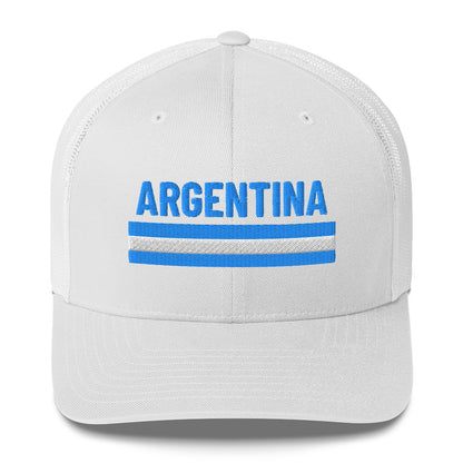 Trucker cap beige con palabra bordada “Argentina” en azul celeste, diseño limpio con orgullo nacional.
