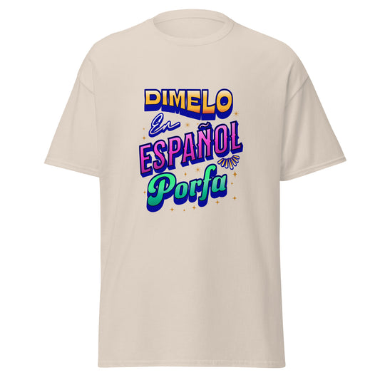 Retro-style t-shirt design featuring "DÍMELO" in orange gradient 3D letters, "En" in white script, "ESPAÑOL" in pink gradient block letters, and "Porfa" in green gradient script, all with navy blue shadows and golden star sparkle effects scattered throughout