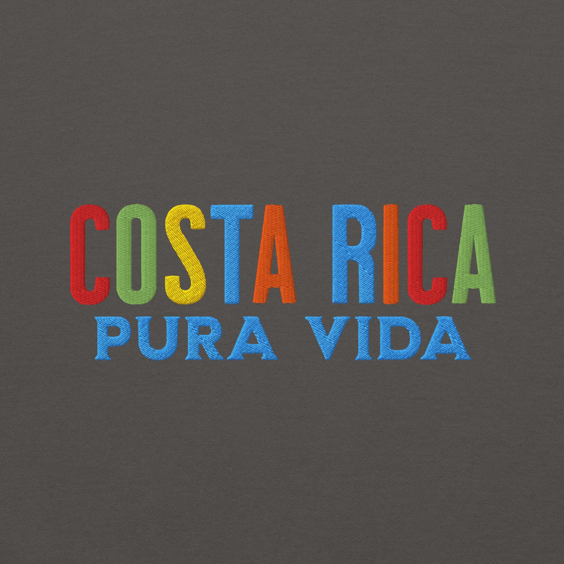 Bordado con la frase “Pura Vida”, inspiración cultural de Costa Rica.