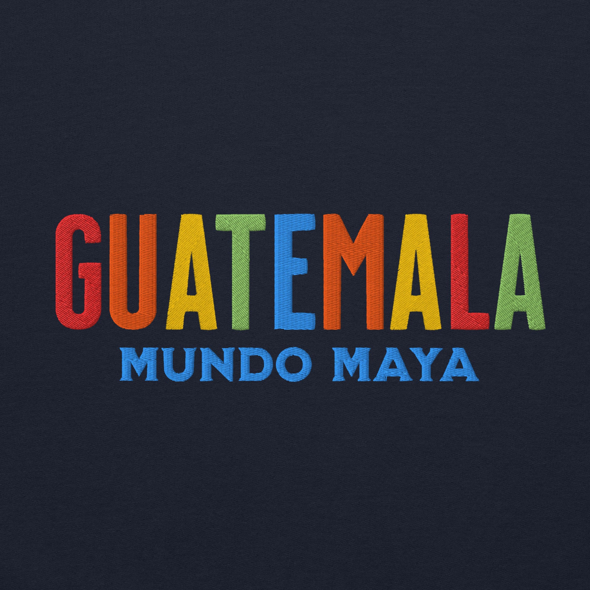 Hoodie bordado con la frase “Mundo Maya”, inspiración cultural de Guatemala.