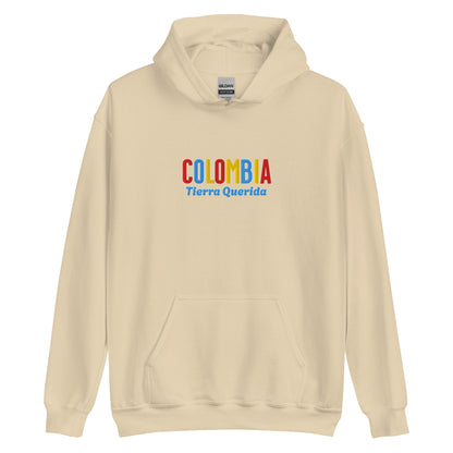 Hoodie bordado con la frase “Tierra Querida”, inspiración cultural de Colombia.