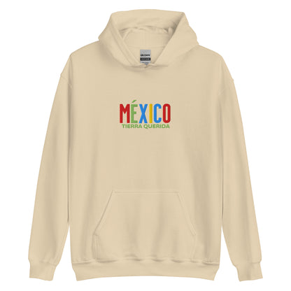 Hoodie bordado con la frase “Tierra Querida”, inspiración cultural de México.