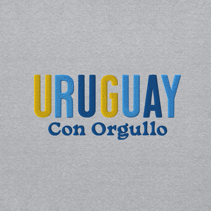 Bordado con la frase “Con Orgullo”, inspiración cultural de Uruguay.