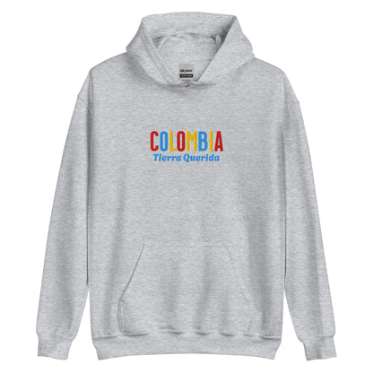Hoodie bordado con la frase “Tierra Querida”, inspiración cultural de Colombia.