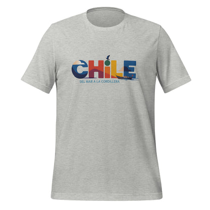 T-shirt con diseño colorido del país Chile con texto “Chile – Del Mar a la Cordillera”.
