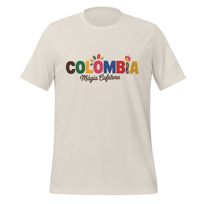 T-shirt con diseño colorido del país Colombia con texto “Colombia – Magia Cafetera”.