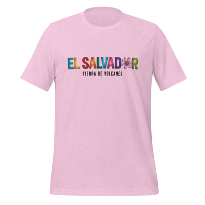 T-shirt con diseño colorido del país El Salvador con texto “El Salvador – Tierra de Volcanes”.